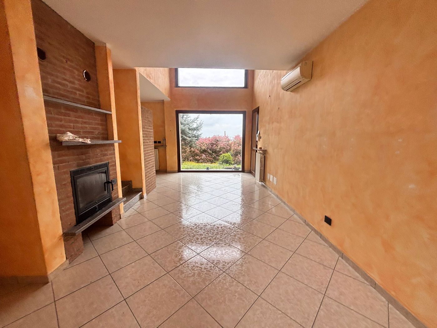 Villa con giardino a Stradella