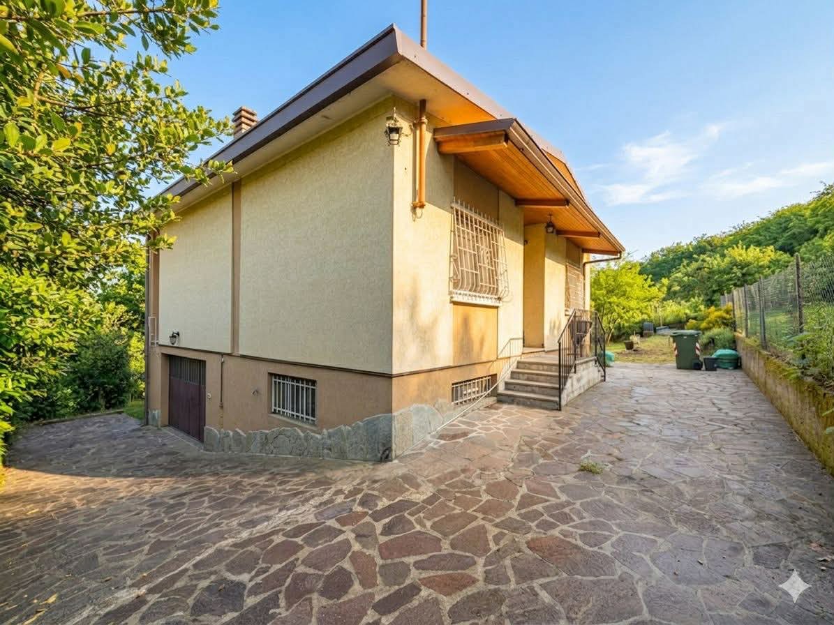 Villa con giardino a Stradella