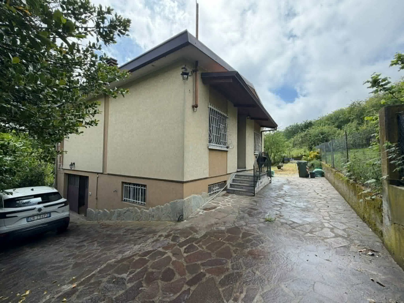 Villa con giardino a Stradella