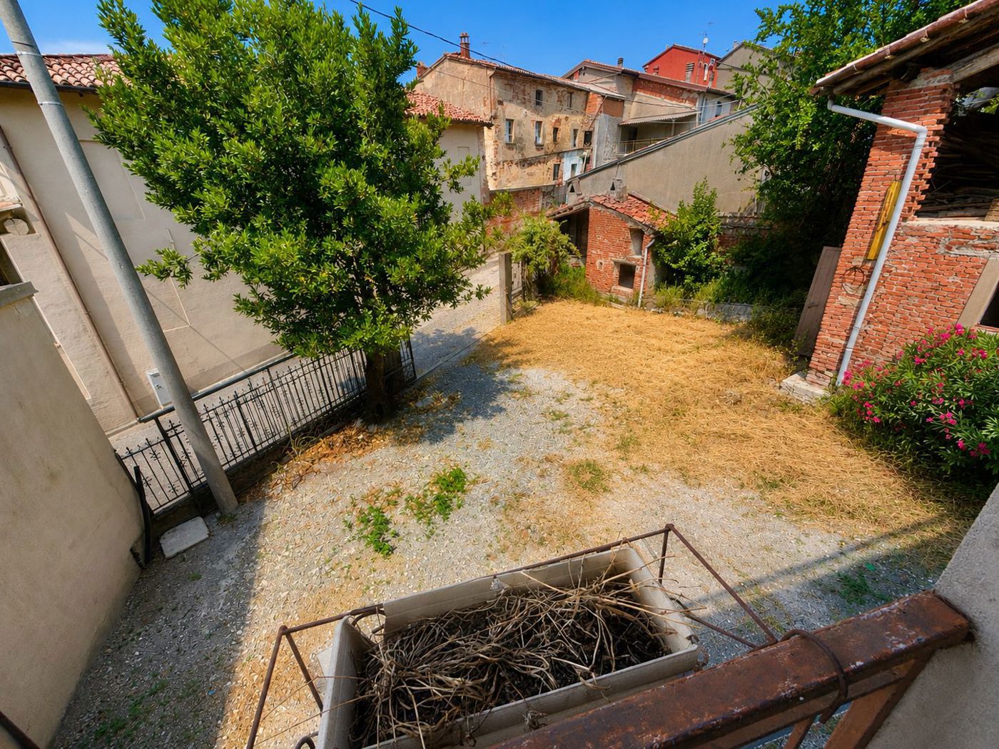 Villa con giardino a Rovescala