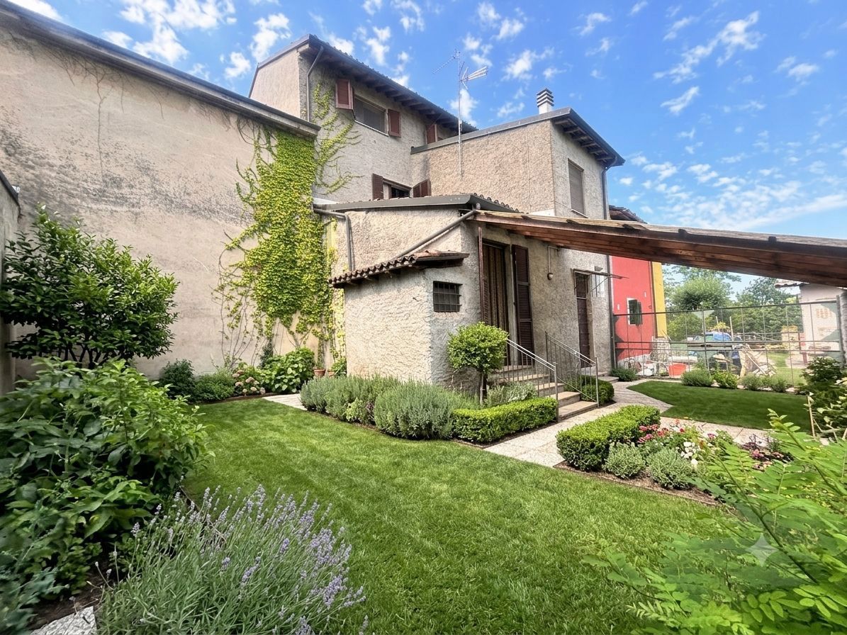Casa indipendente con giardino a Mont� Beccaria