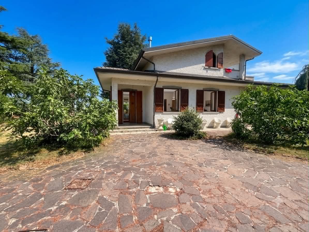 Villa con giardino a Castel San Giovanni