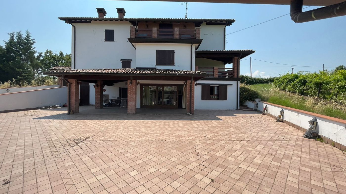 Villa in vendita a Ziano Piacentino