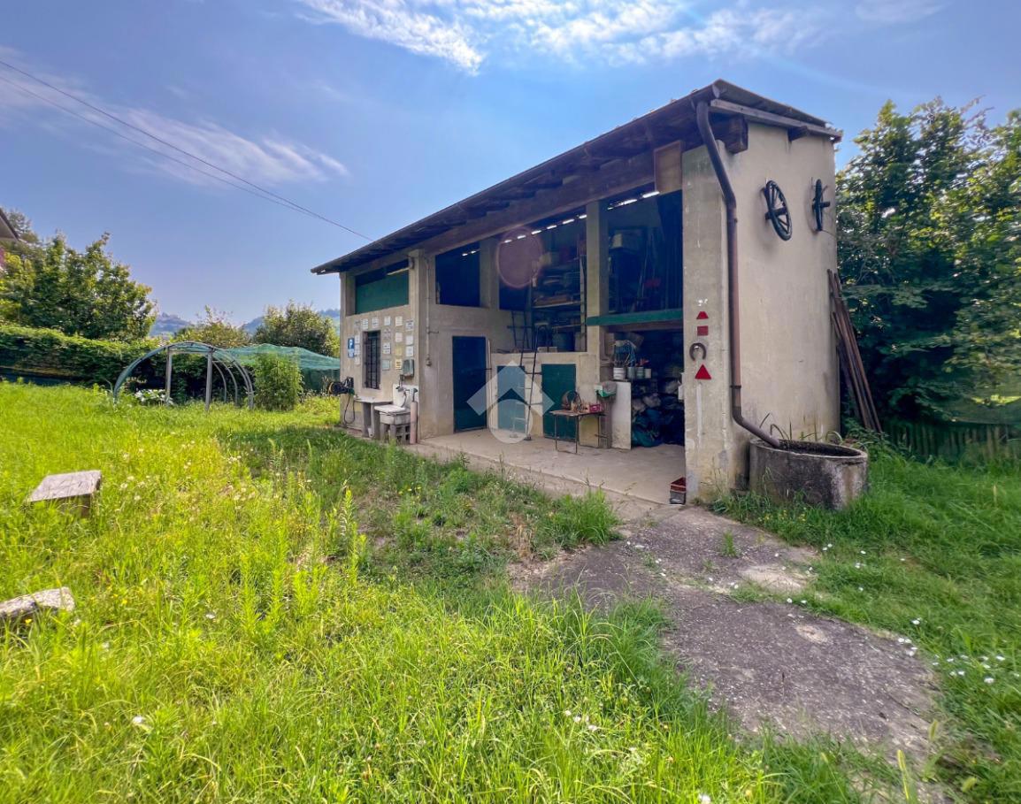 Villa con giardino a Montescano