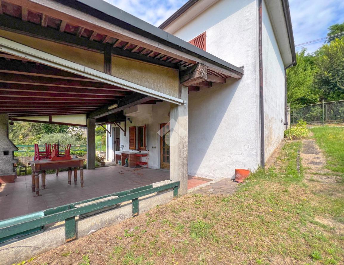 Villa con giardino a Montescano