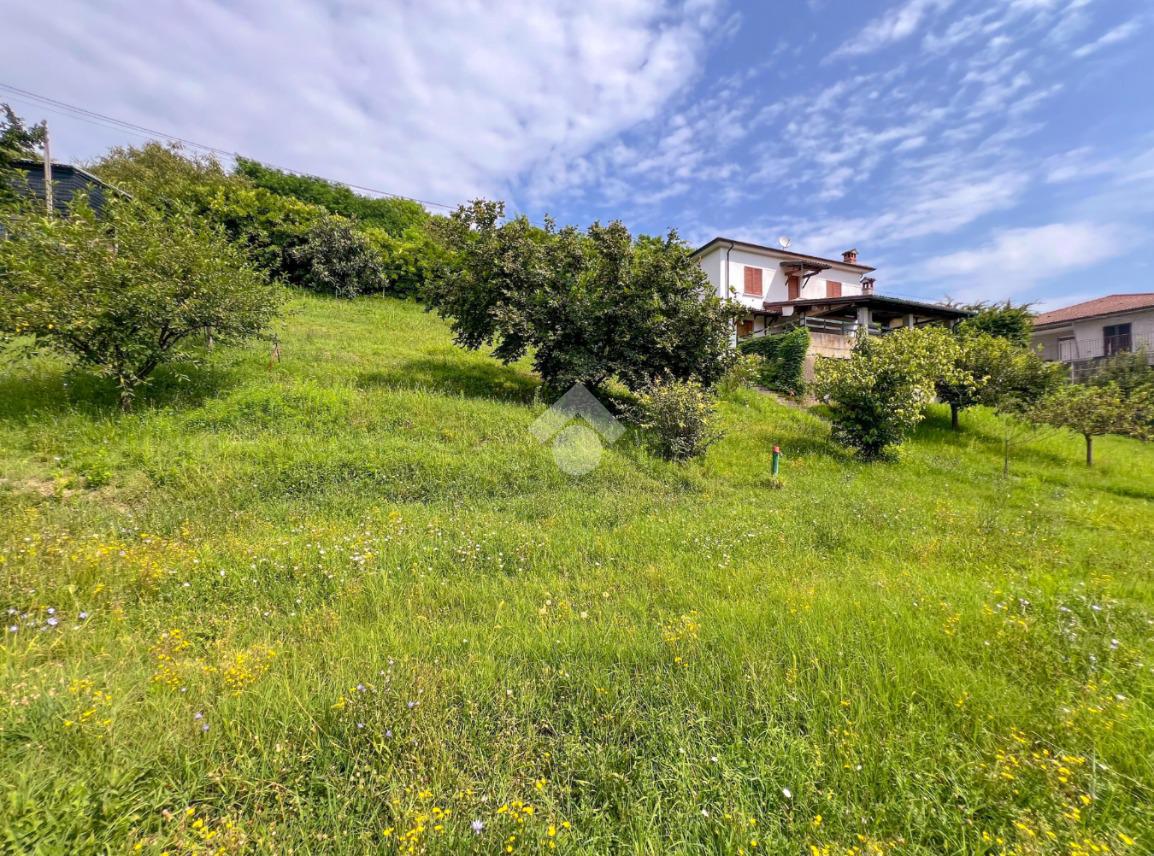 Villa con giardino a Montescano
