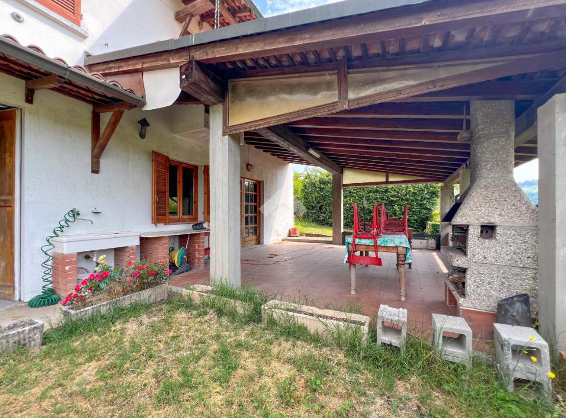 Villa con giardino a Montescano