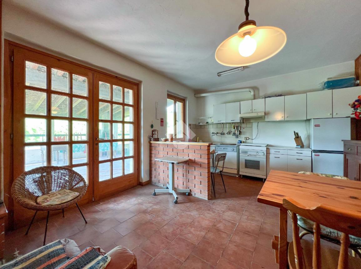 Villa con giardino a Montescano