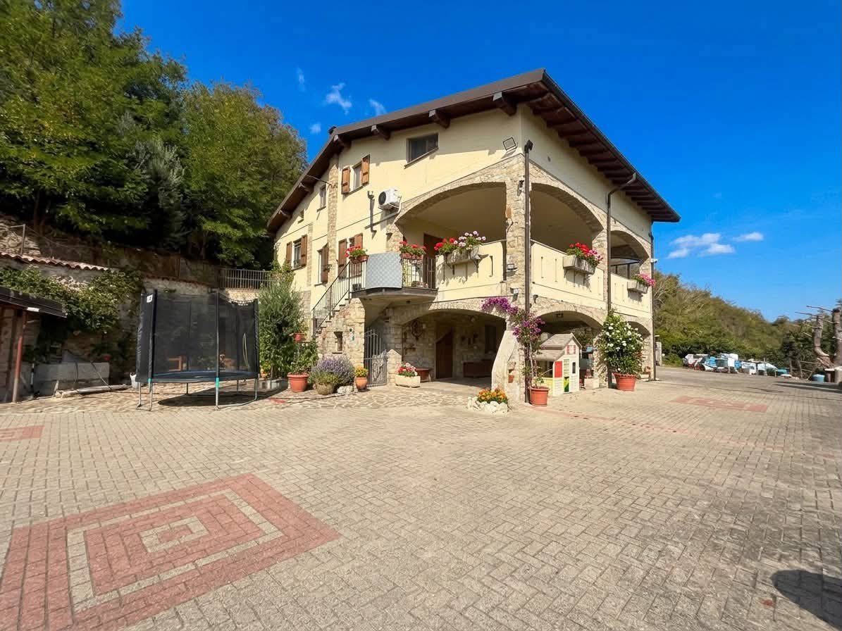 Villa con giardino a Montescano