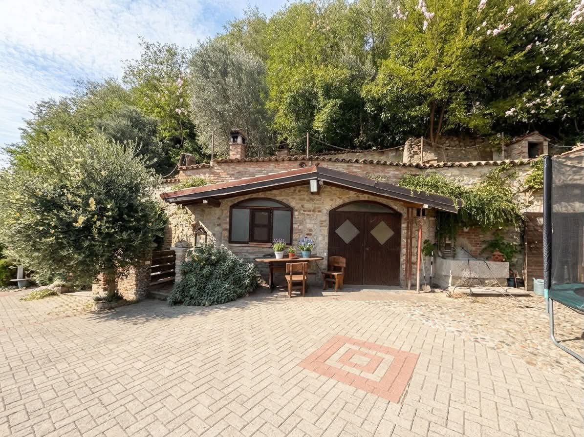 Villa con giardino a Montescano