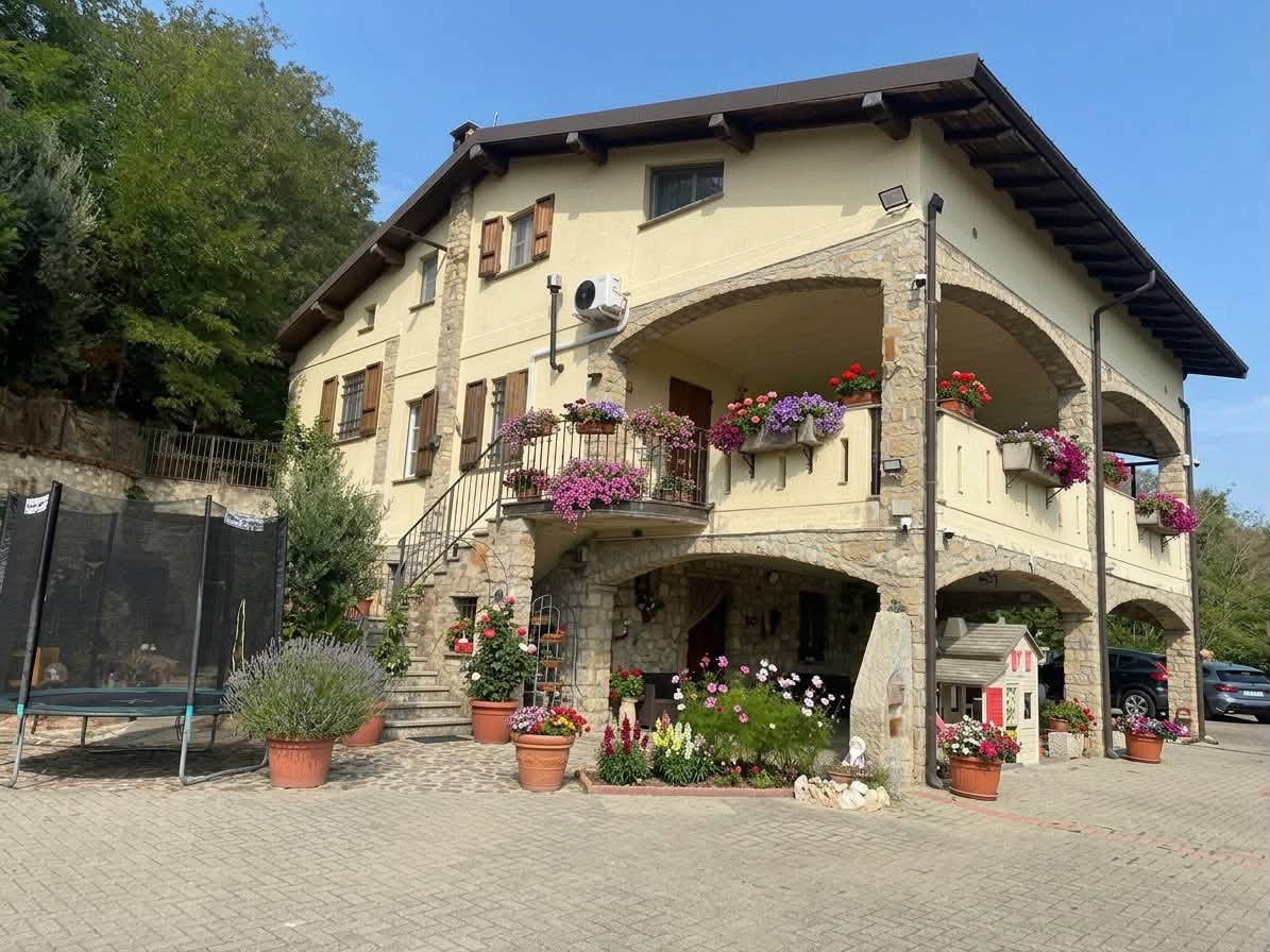 Villa con giardino a Montescano