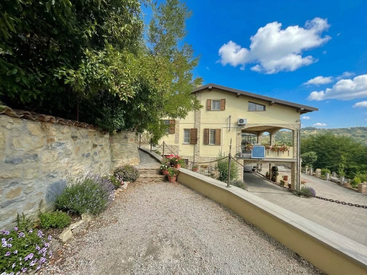 Villa con giardino a Montescano