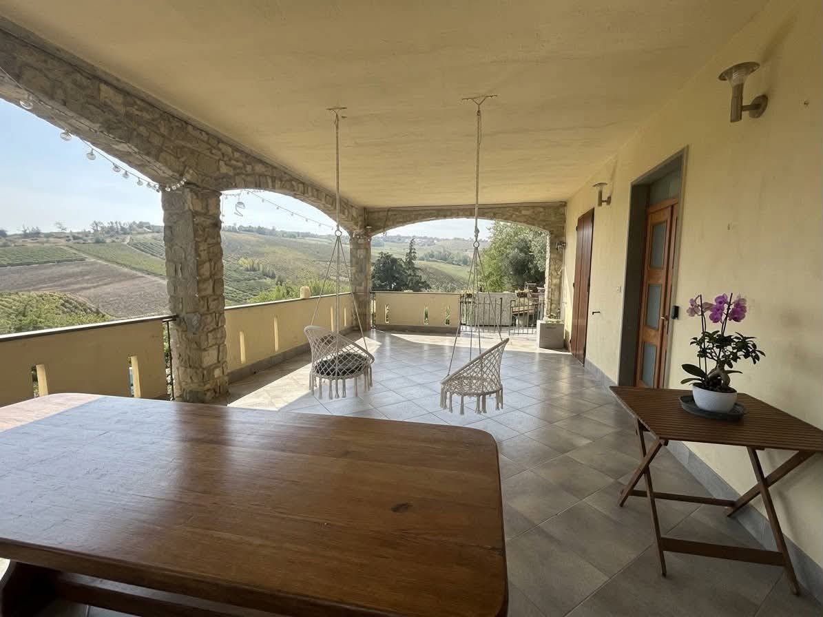 Villa con giardino a Montescano