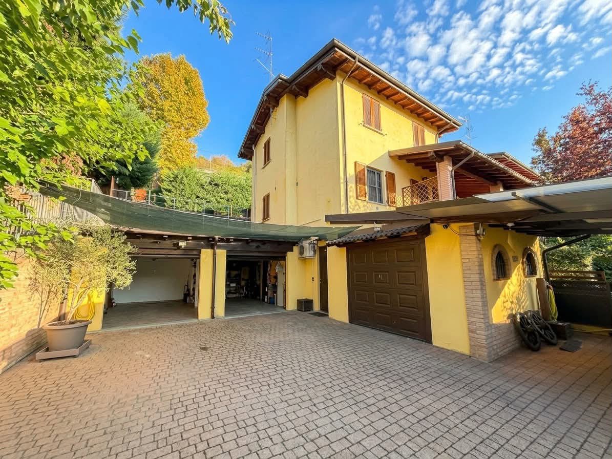 Villa con giardino a Broni