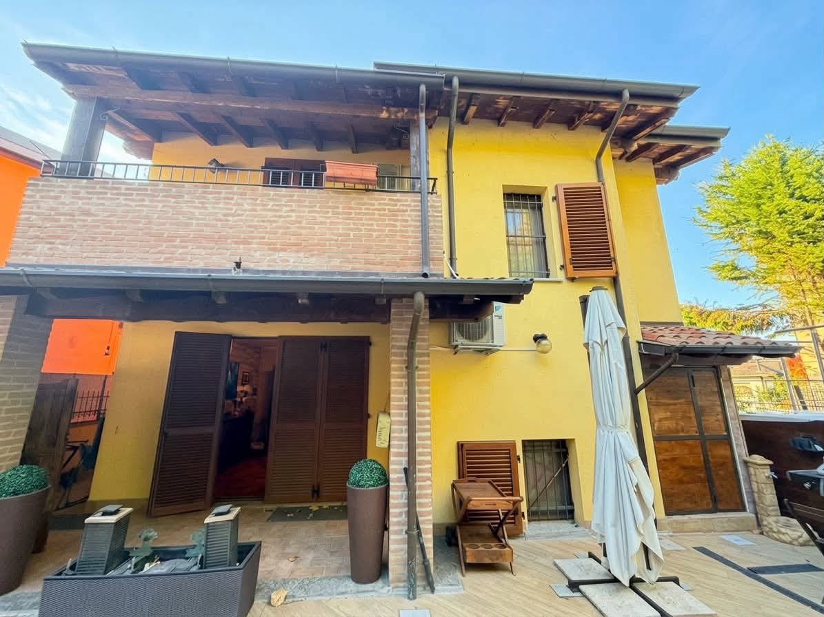 Villa con giardino a Broni