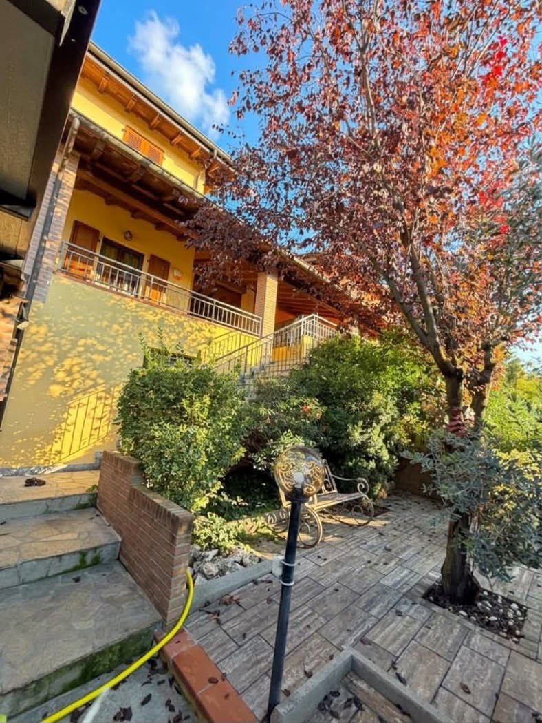 Villa con giardino a Broni
