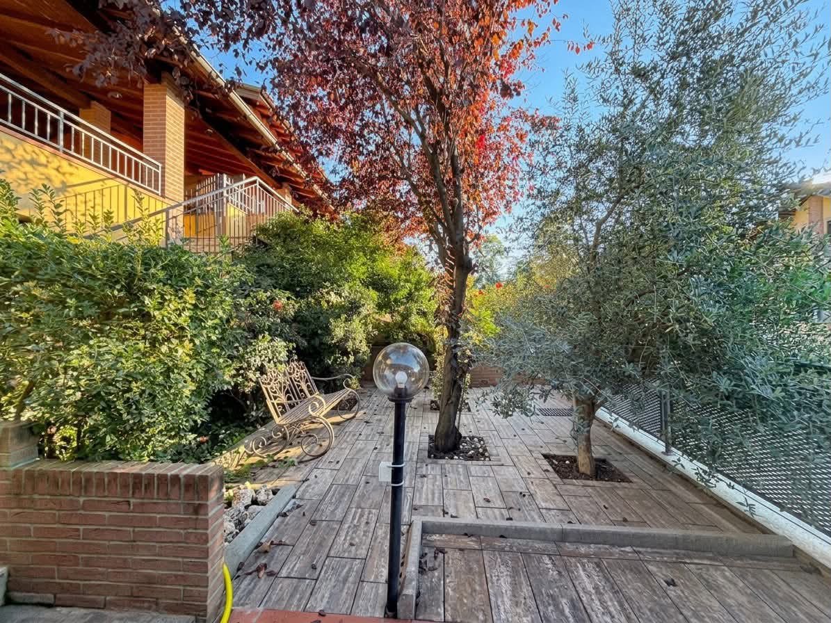 Villa con giardino a Broni