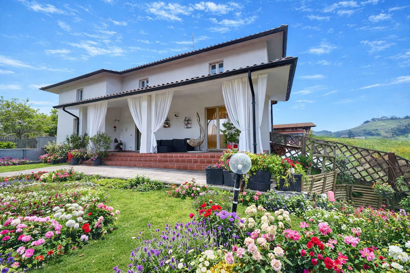 Villa con giardino a Montescano