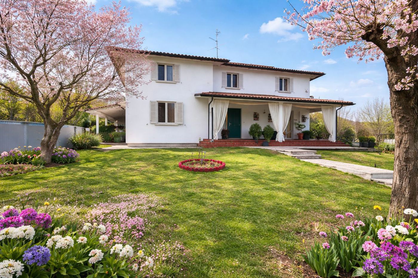 Villa con giardino a Montescano
