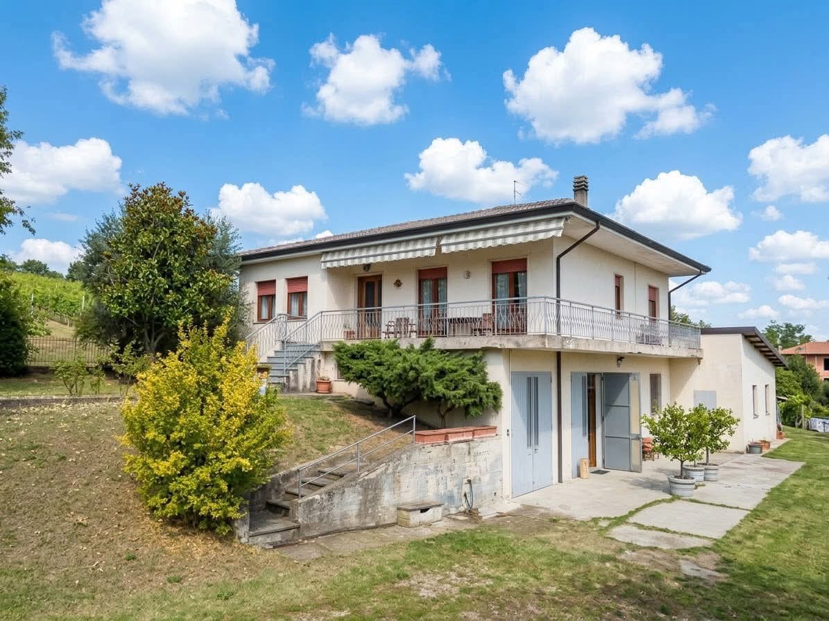 Villa con giardino a Montalto Pavese