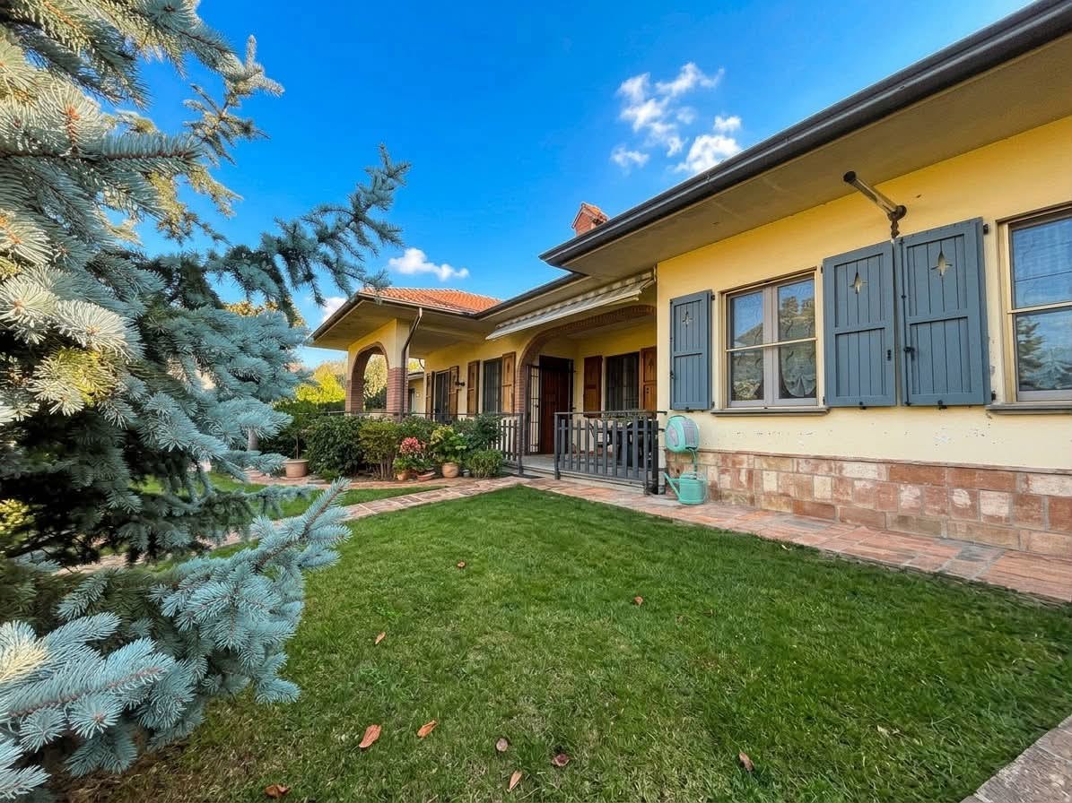 Villa Bifamiliare con giardino a Mont� Beccaria