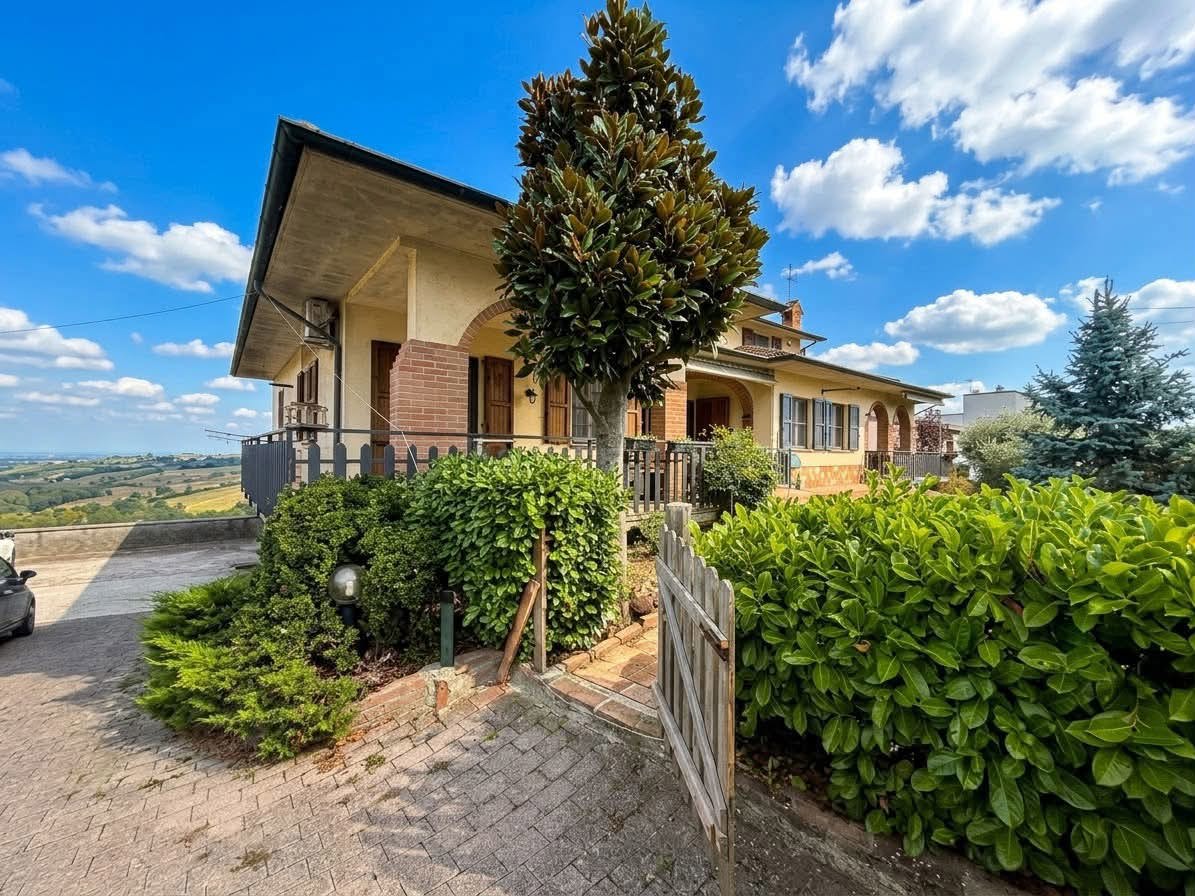 Villa Bifamiliare con giardino a Mont� Beccaria