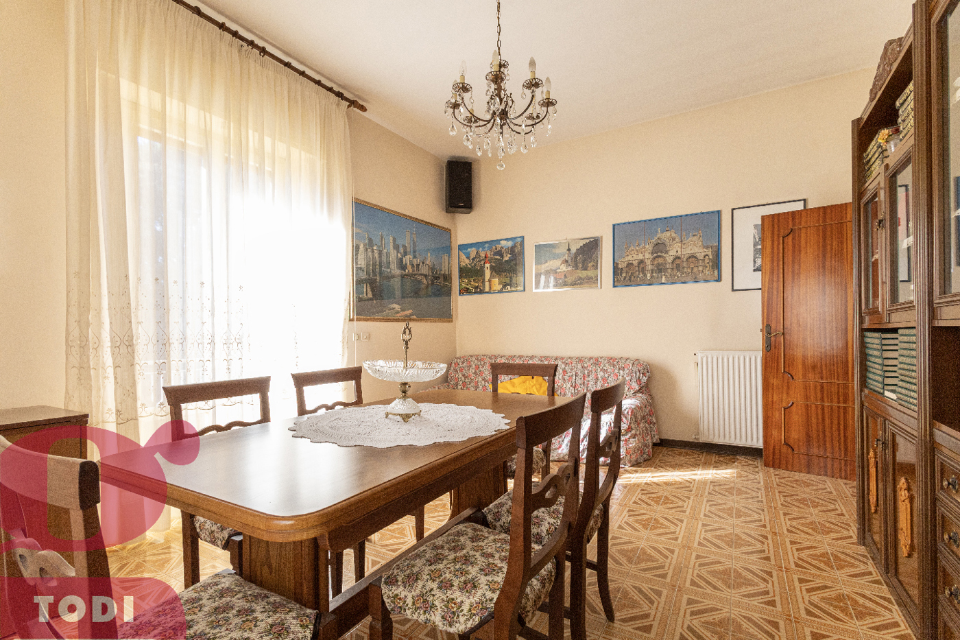 Casa indipendente con box doppio a Todi