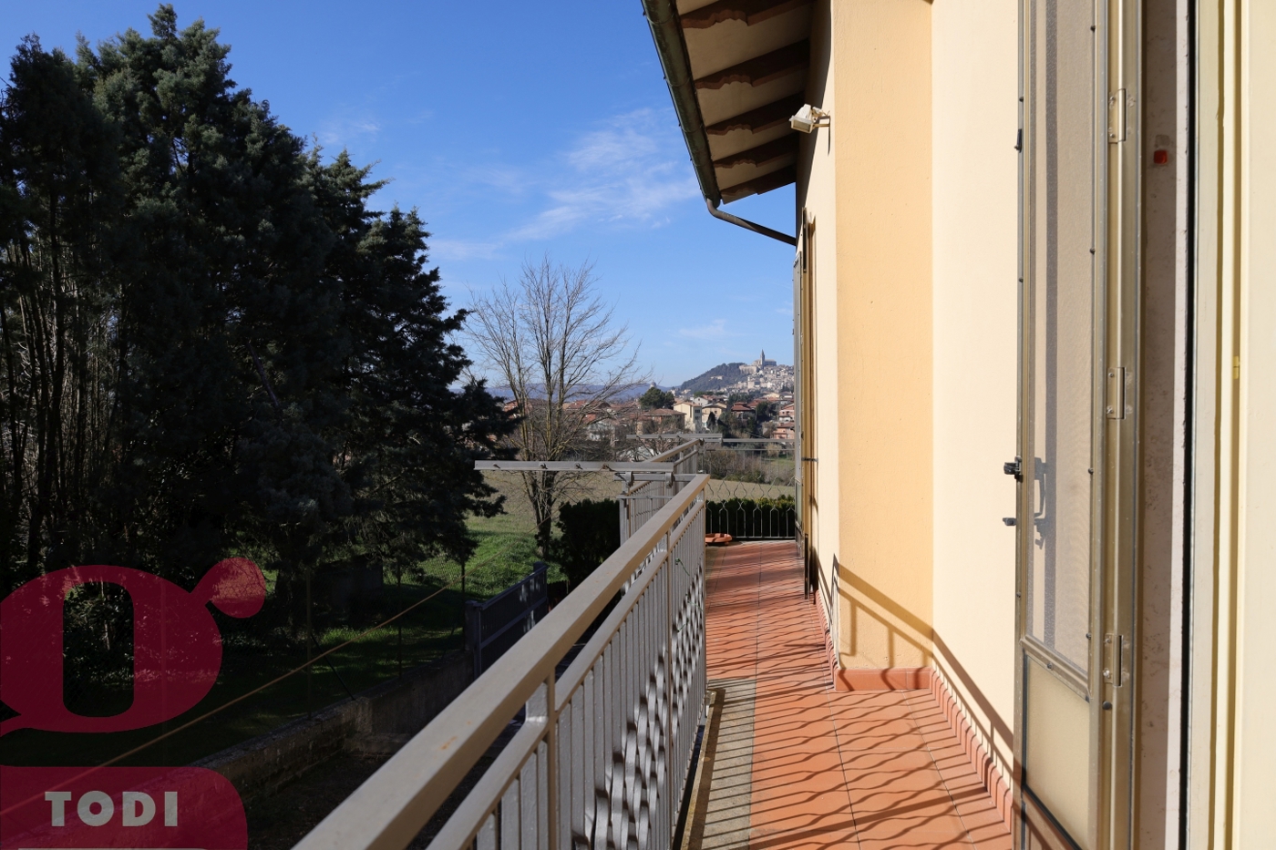 Casa indipendente con box doppio a Todi