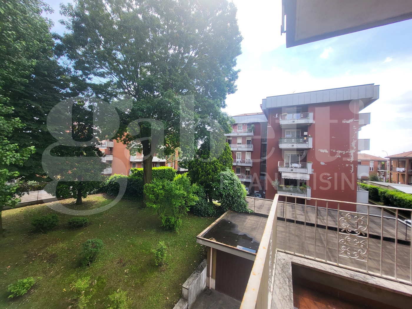 Quadrilocale con box a Bareggio