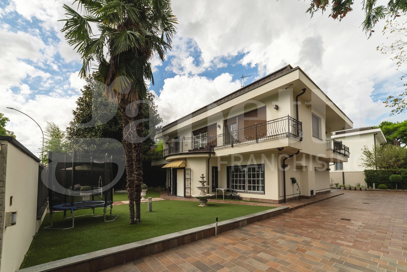 Villa con giardino a Trezzano sul Naviglio