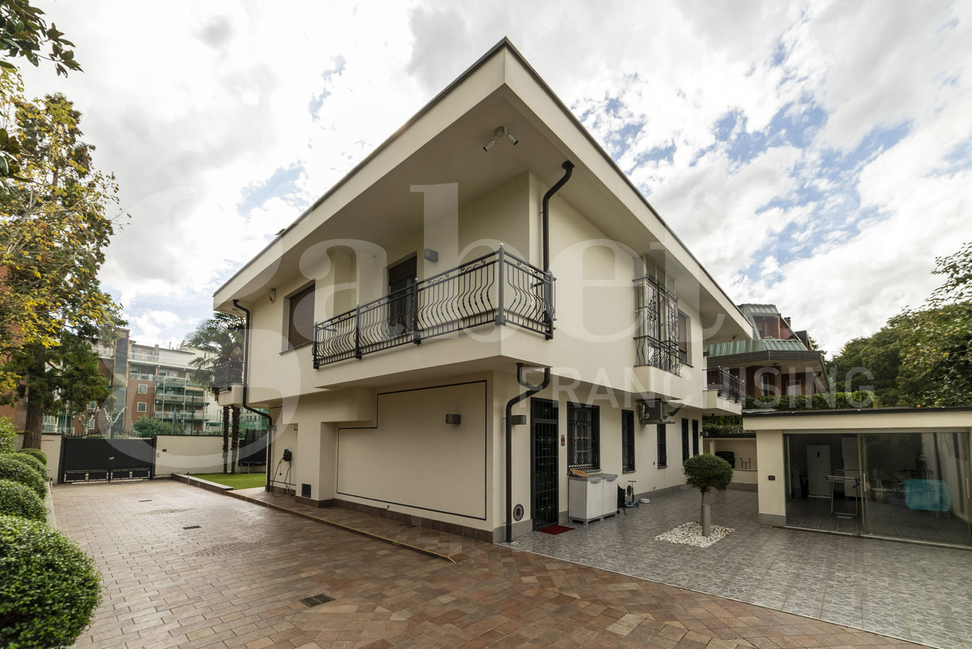 Villa con giardino a Trezzano sul Naviglio