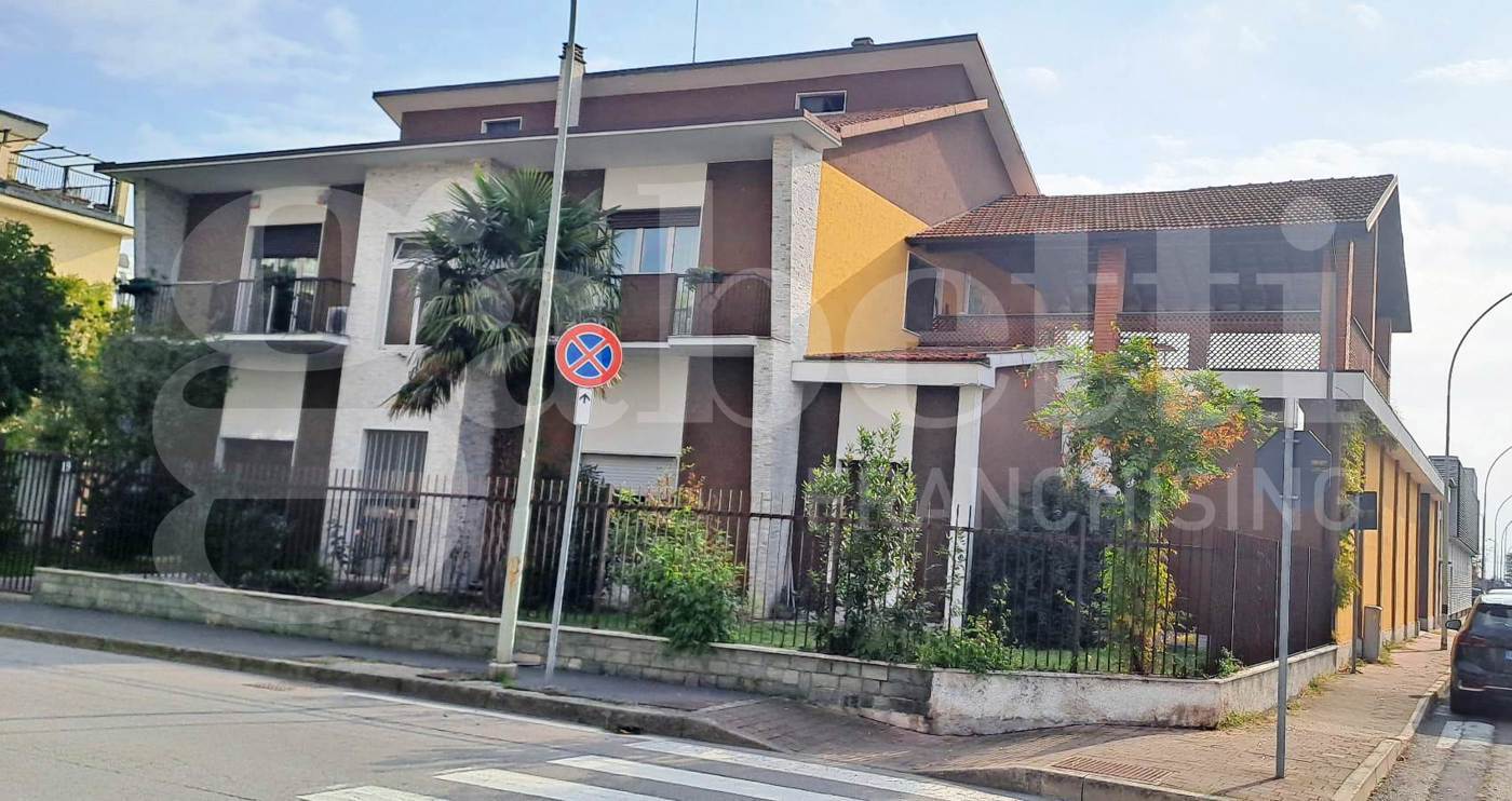 Stabile/Palazzo con box a Trezzano sul Naviglio