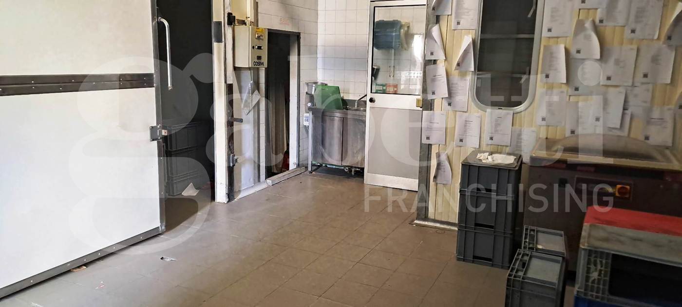 Stabile/Palazzo con box a Trezzano sul Naviglio