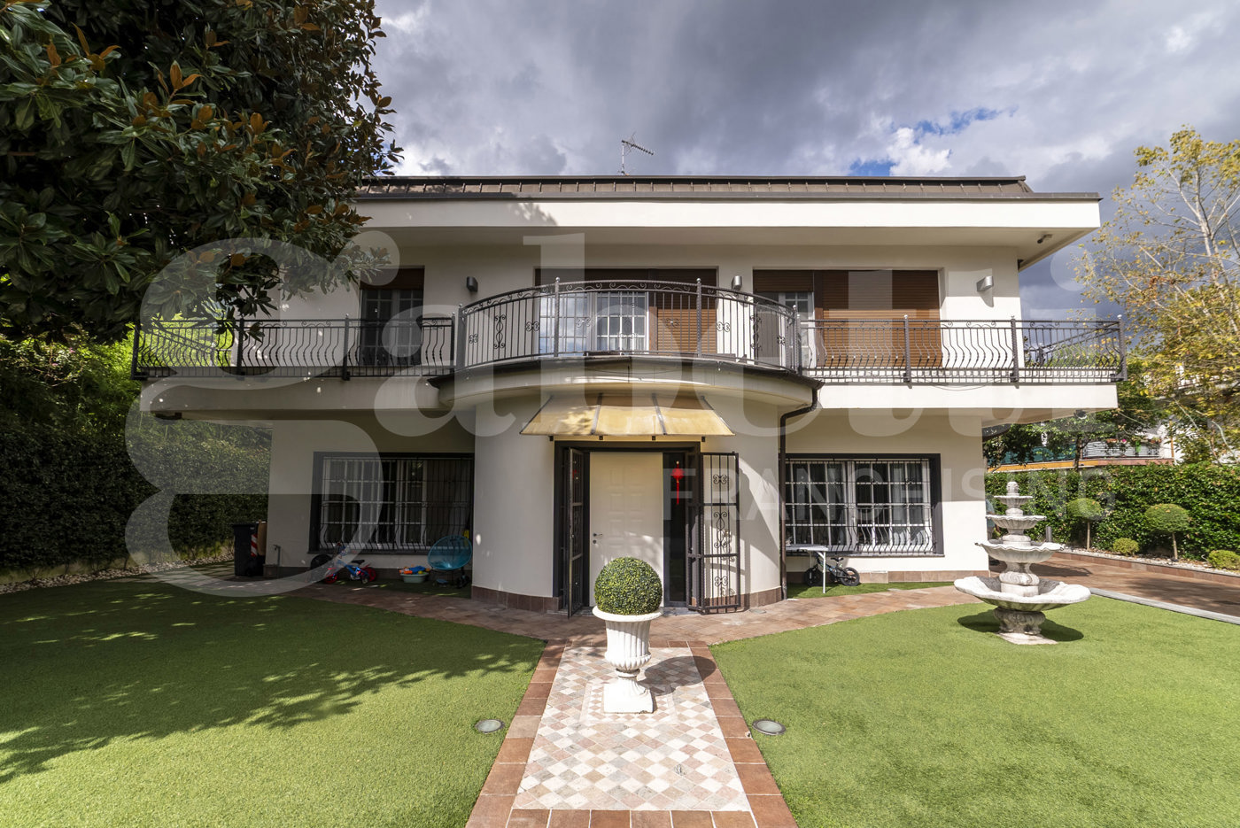 Villa con giardino a Trezzano sul Naviglio