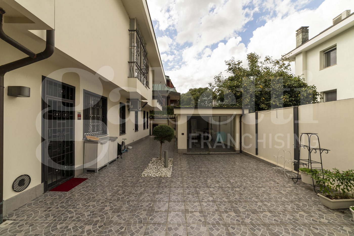 Villa con giardino a Trezzano sul Naviglio