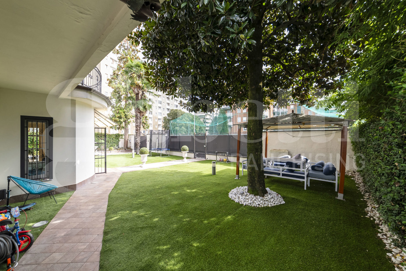 Villa con giardino a Trezzano sul Naviglio
