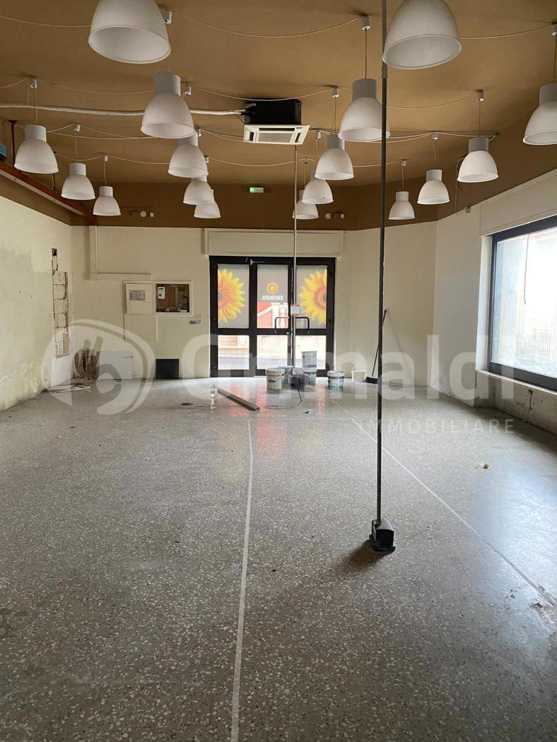 Locale commerciale in affitto a Tuglie