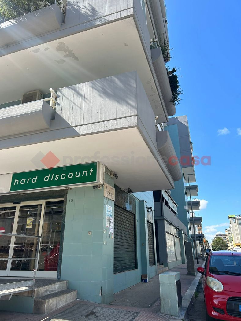 Magazzino con box doppio a Bari