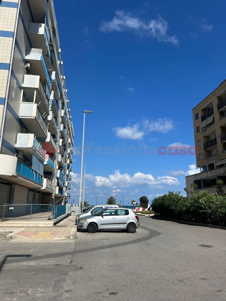 Magazzino con box doppio a Bari