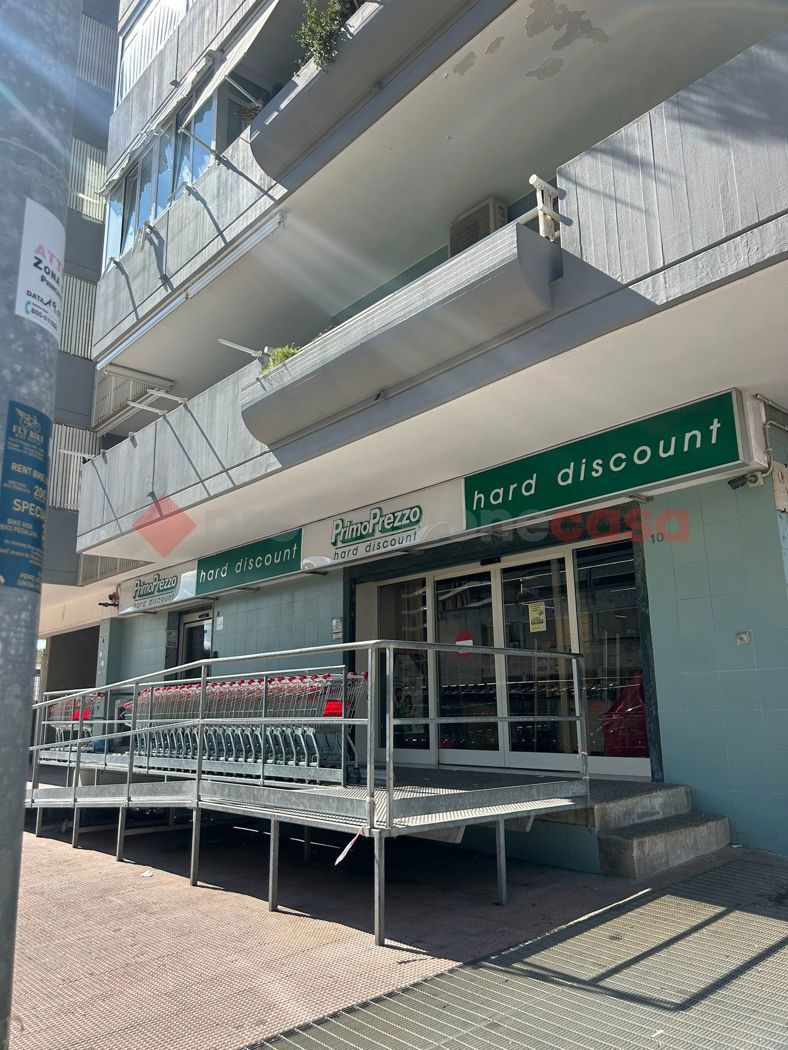 Magazzino con box doppio a Bari