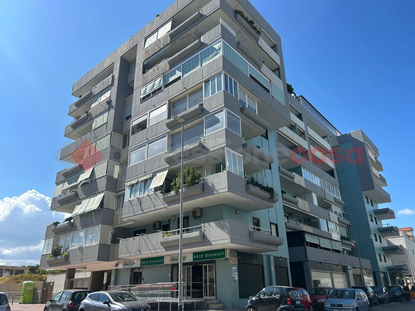 Magazzino con box doppio a Bari