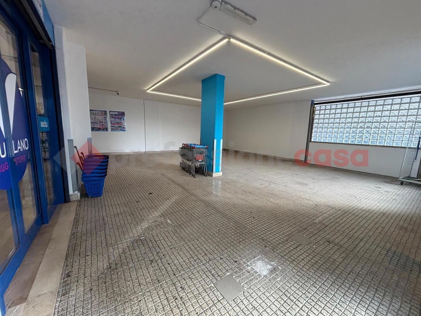 Negozio in affitto a Bari