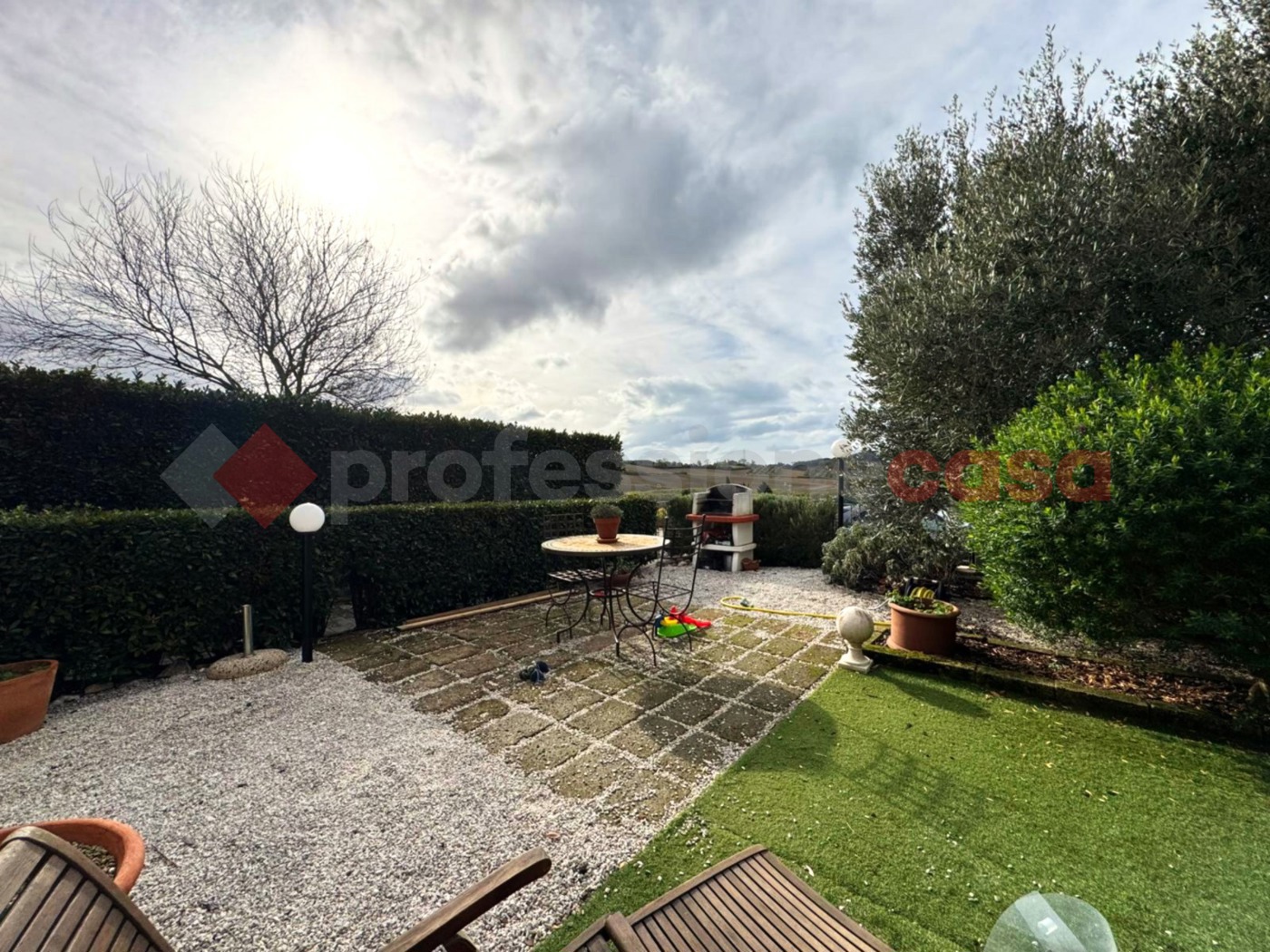 Quadrilocale con giardino a Castellina Marittima