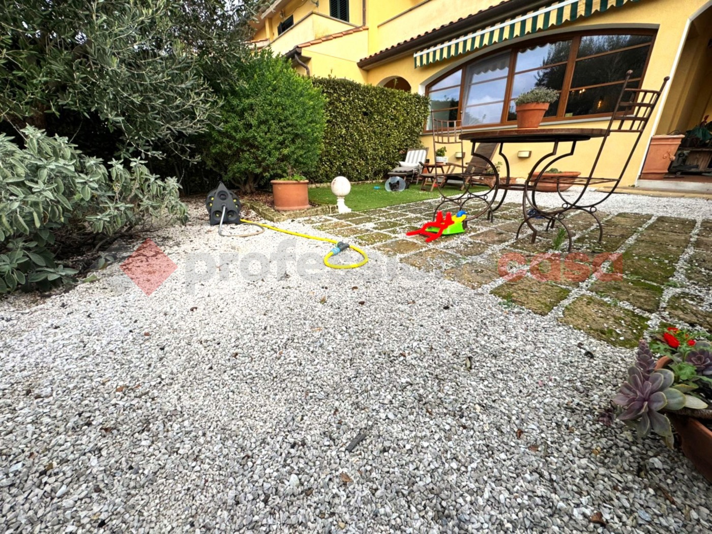 Quadrilocale con giardino a Castellina Marittima