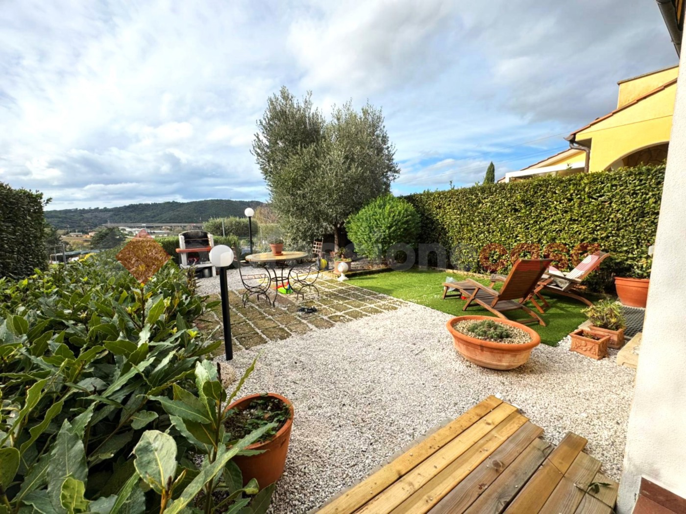 Quadrilocale con giardino a Castellina Marittima