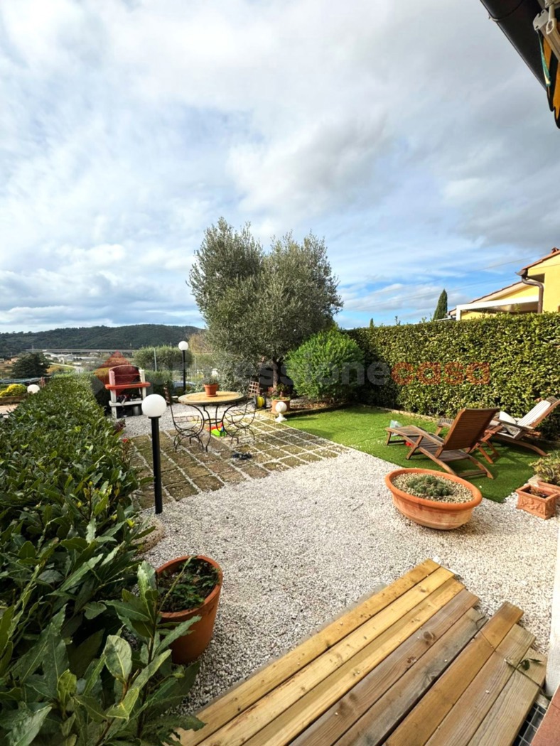 Quadrilocale con giardino a Castellina Marittima