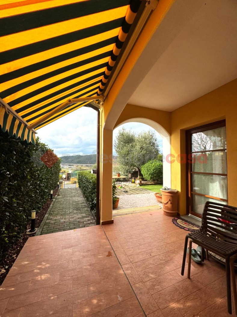 Quadrilocale con giardino a Castellina Marittima