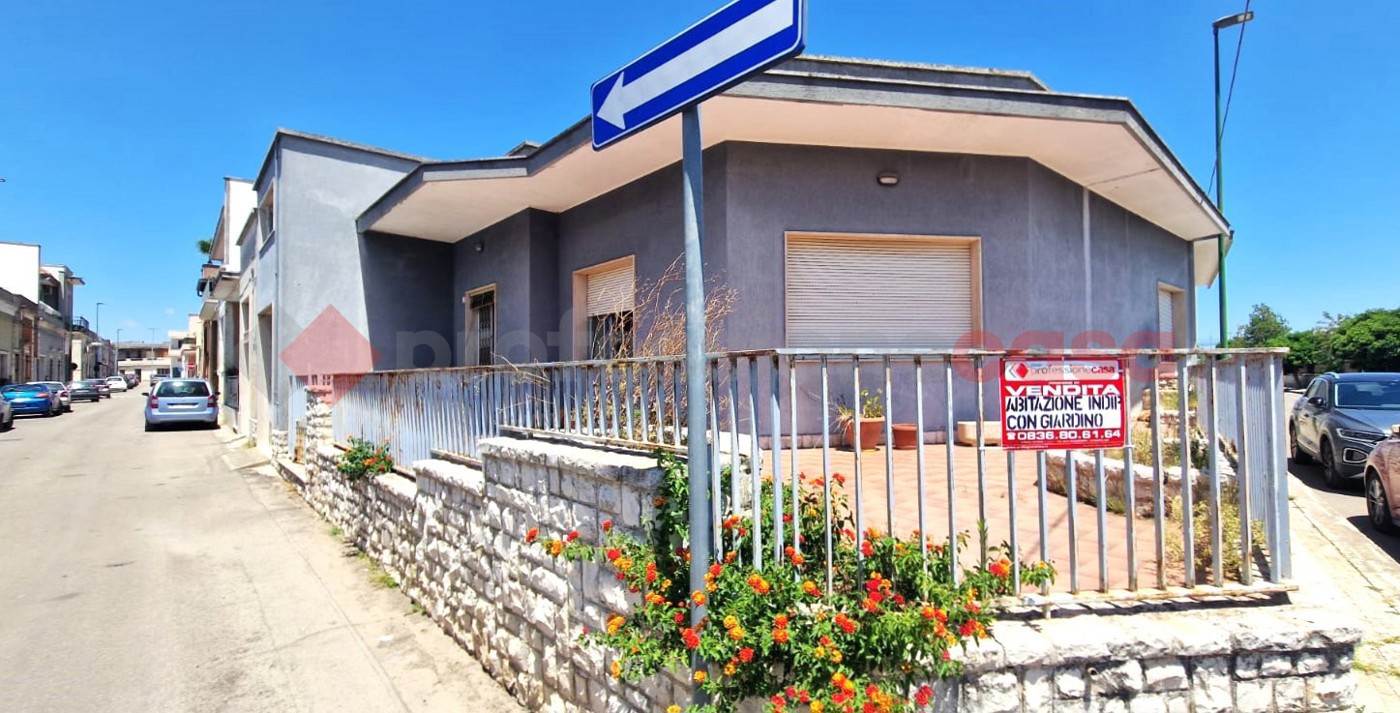 Casa indipendente con giardino a Bagnolo del Salento