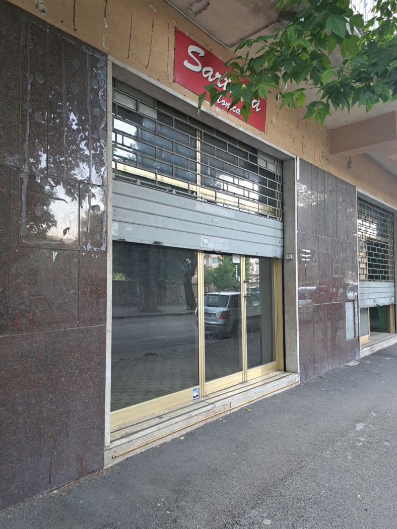Negozio in affitto a Cassino