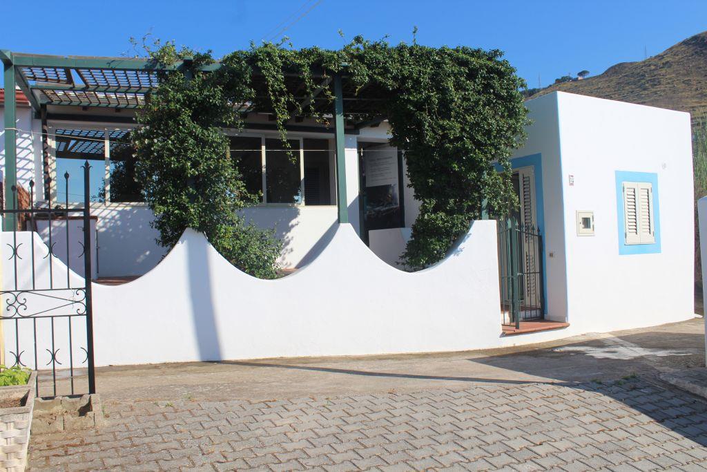Casa indipendente con giardino in c.da cugna, Lipari